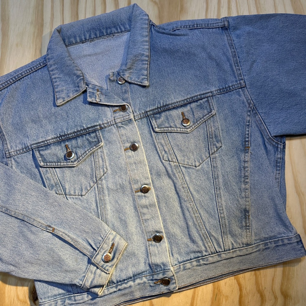 Vintage Style Light Wash Denim Trucker Jacket Women Medium Cropped Boxy Blue